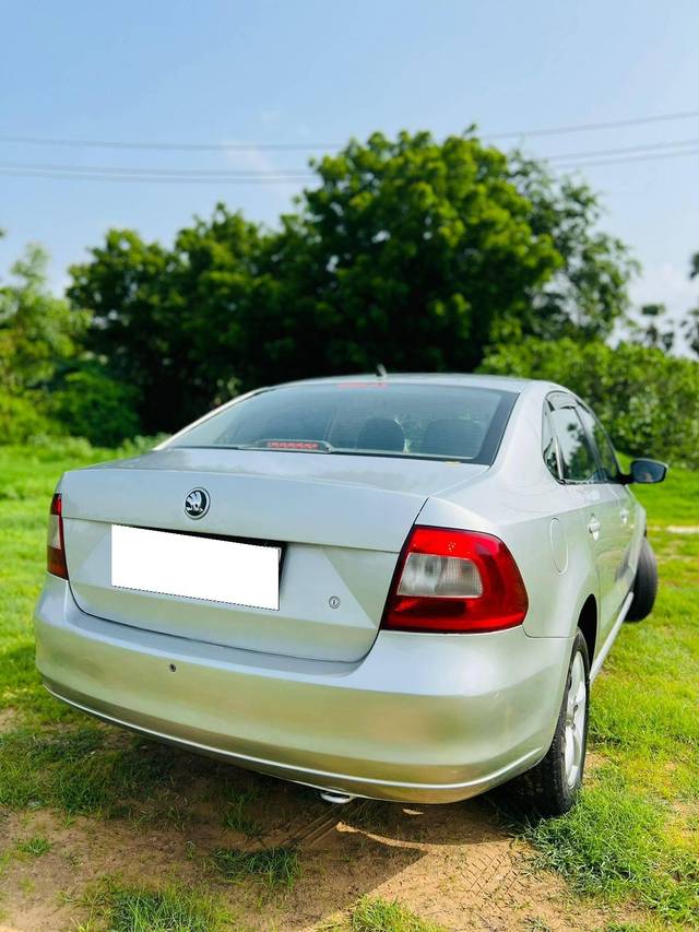 https://images10.gaadi.com/usedcar_image/4265789/original/processed_7c175d8f9fe692e8a77bdad5d1867887.jpeg?imwidth=6402