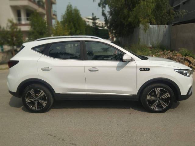 https://images10.gaadi.com/usedcar_image/4265820/original/processed_41eecbcba506c5763143df8e68047a4c.jpg?imwidth=6401