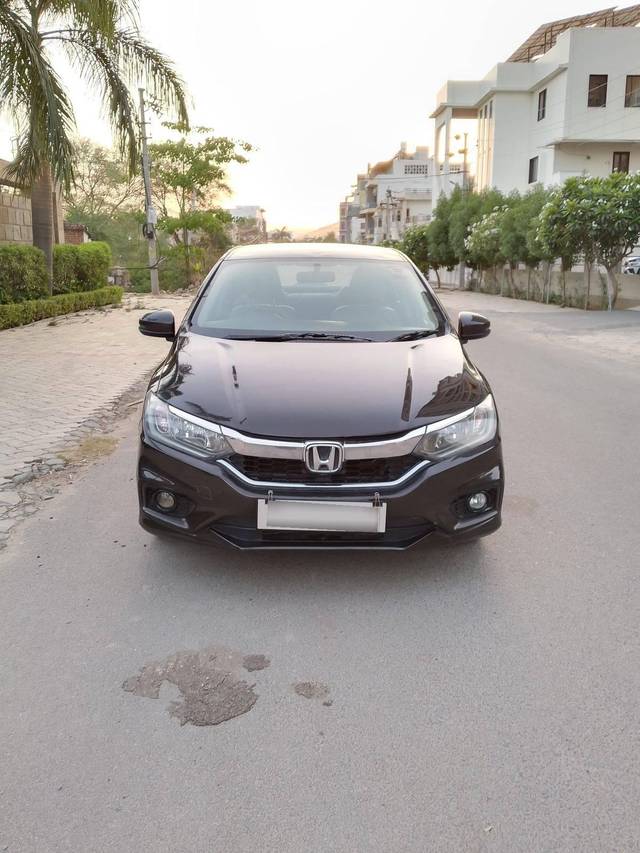 https://images10.gaadi.com/usedcar_image/4265885/original/processed_642490cf368d2c07f808db368d0beae4.jpg?imwidth=6402