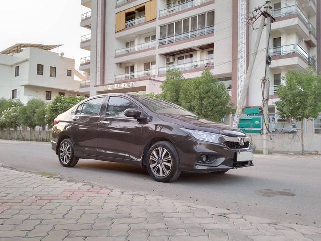 https://images10.gaadi.com/usedcar_image/4265885/original/processed_8c5d5ed6ab1eab529f8471e8d6c77058.jpg?imwidth=6400