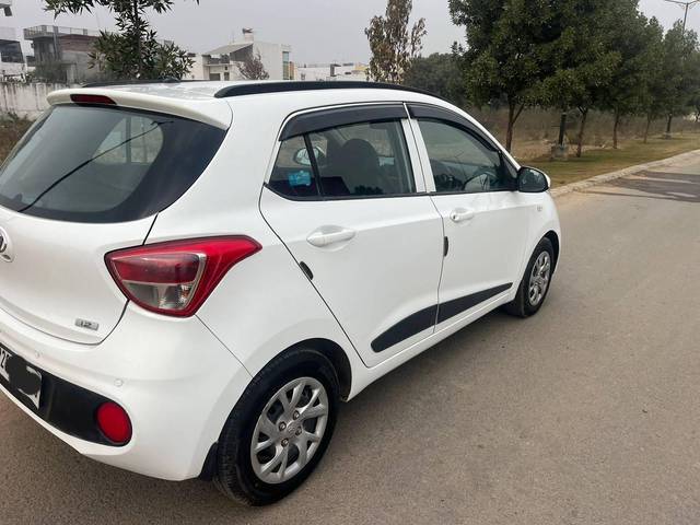 https://images10.gaadi.com/usedcar_image/4265928/original/processed_341a46e525d3f56444a5fae4d69c795f.jpg?imwidth=6401