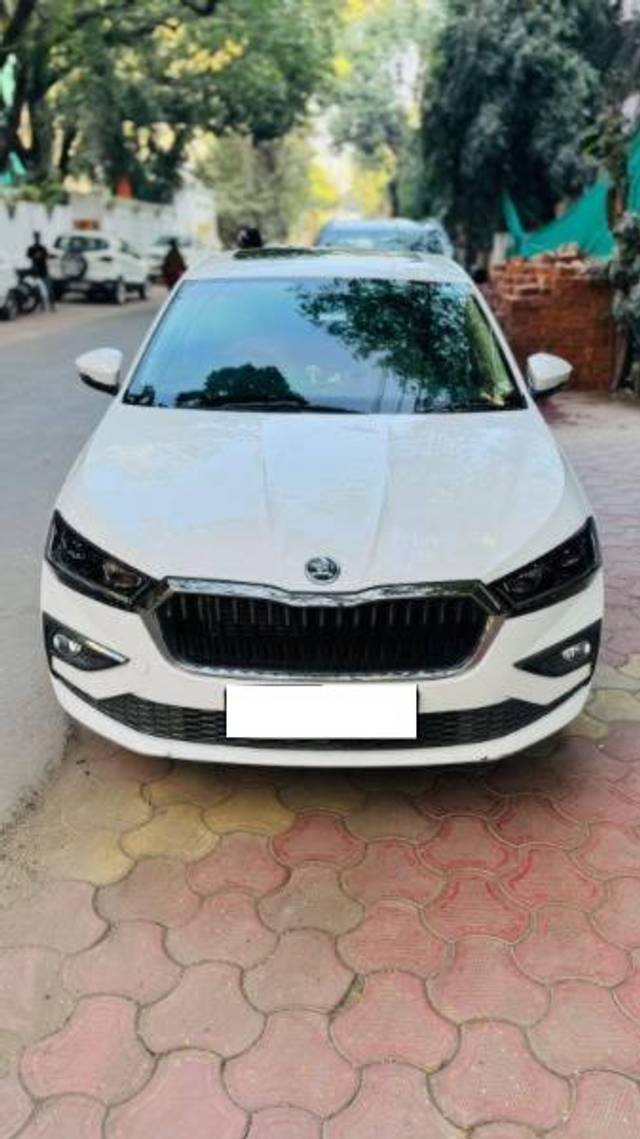 https://images10.gaadi.com/usedcar_image/4265952/original/processed_68611e70-76a1-4edd-acec-371eeb358b75.jpg?imwidth=6400