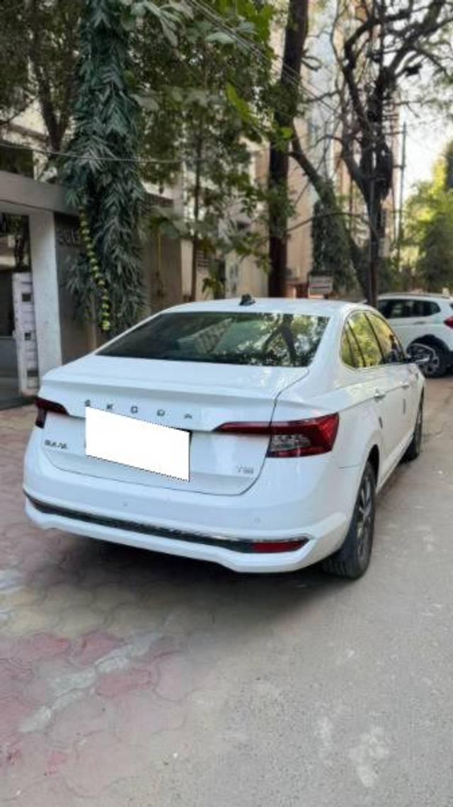 https://images10.gaadi.com/usedcar_image/4265952/original/processed_6f085afa-4c74-4c77-bdef-fb4338e3377e.jpg?imwidth=6402