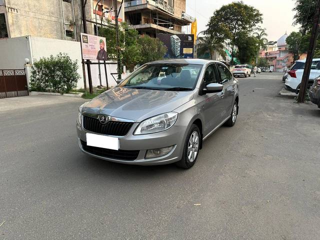 https://images10.gaadi.com/usedcar_image/4266706/original/processed_49ea280bbff8a7f9c45f784ad7e1a737.jpg?imwidth=6402