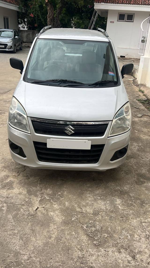 https://images10.gaadi.com/usedcar_image/4266800/original/8aa337f1354d1f91546933feb84aecf5.jpeg?imwidth=6400