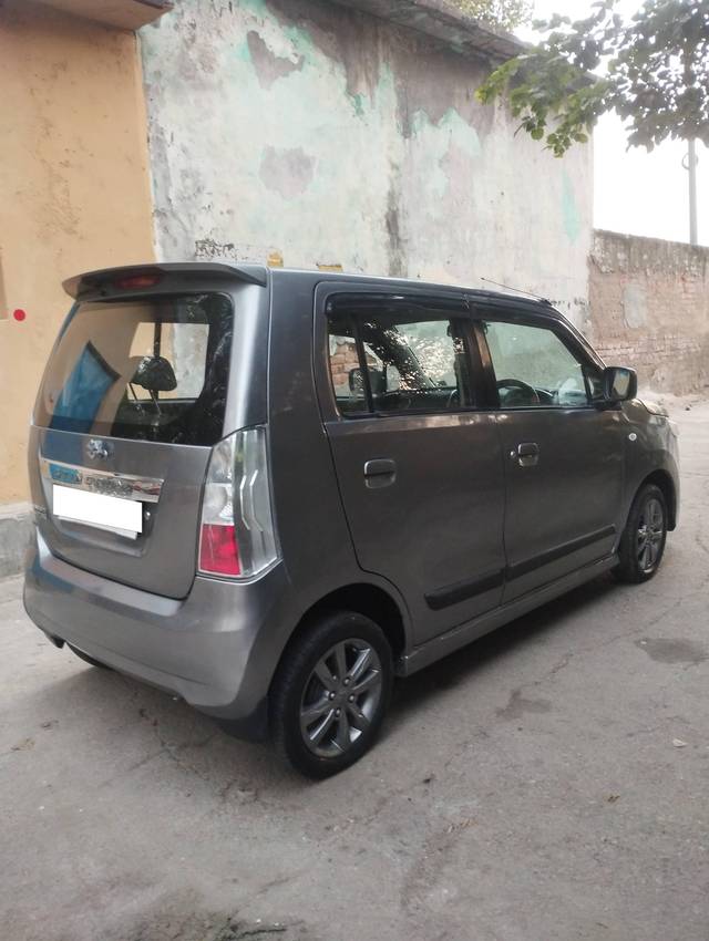 https://images10.gaadi.com/usedcar_image/4266906/original/processed_f83e5633ebe121fe577e3e961b7e9a3b.jpg?imwidth=6402