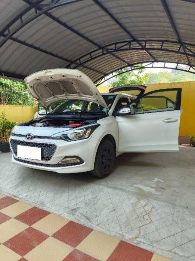 https://images10.gaadi.com/usedcar_image/4266947/original/processed_e05a3b70-a26f-4ef9-b929-449ca926b3a1.jpg?imwidth=6400