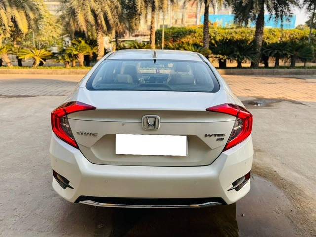 https://images10.gaadi.com/usedcar_image/4266962/original/processed_a8c9969b750f7d5f4d34a88923c81986.jpeg?imwidth=6402