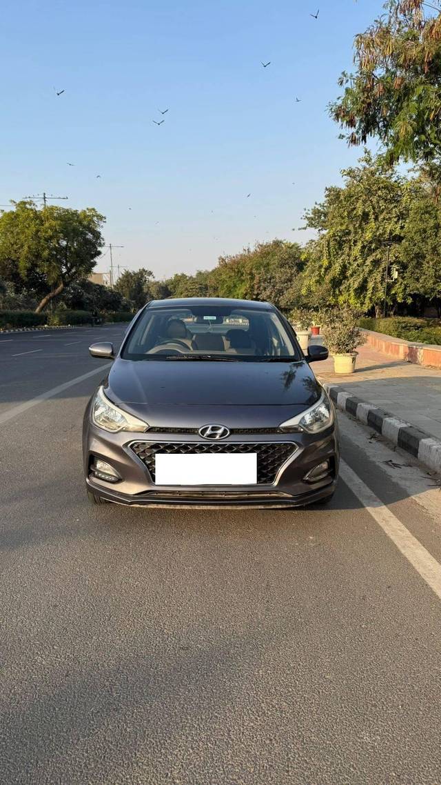 https://images10.gaadi.com/usedcar_image/4266991/original/processed_6552bfdc7f6a7362540f978f8a85832c.jpg?imwidth=6402