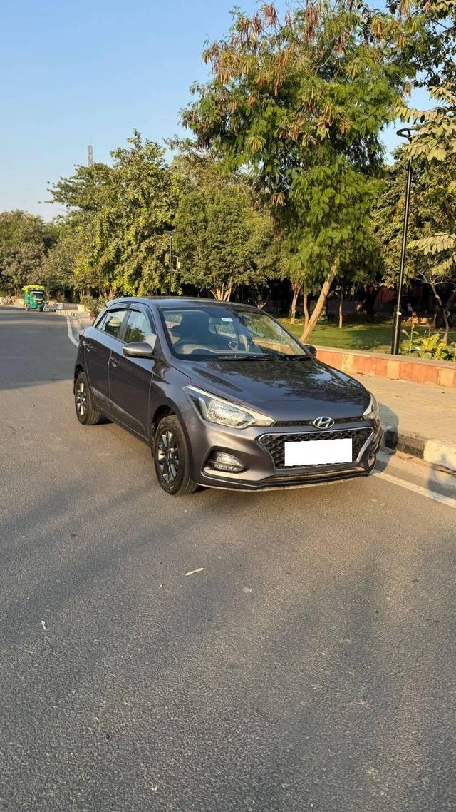 https://images10.gaadi.com/usedcar_image/4266991/original/processed_f7d51dc69c1088d92c140d46e3c33bce.jpg?imwidth=6400