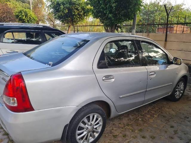 https://images10.gaadi.com/usedcar_image/4267086/original/processed_8e727502-95d8-4855-8df0-15a97550150d.jpg?imwidth=6402