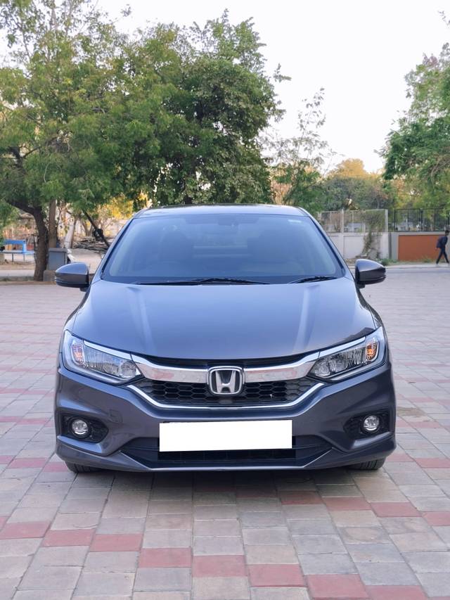 https://images10.gaadi.com/usedcar_image/4267443/original/processed_23d7f6fbb93c49869b137da0194bb8f2.jpg?imwidth=6400