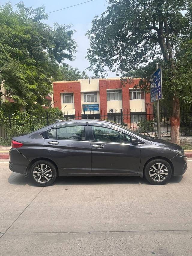 https://images10.gaadi.com/usedcar_image/4267494/original/processed_aefa643a2704c9bc87f78d4a06be9786.jpg?imwidth=6401