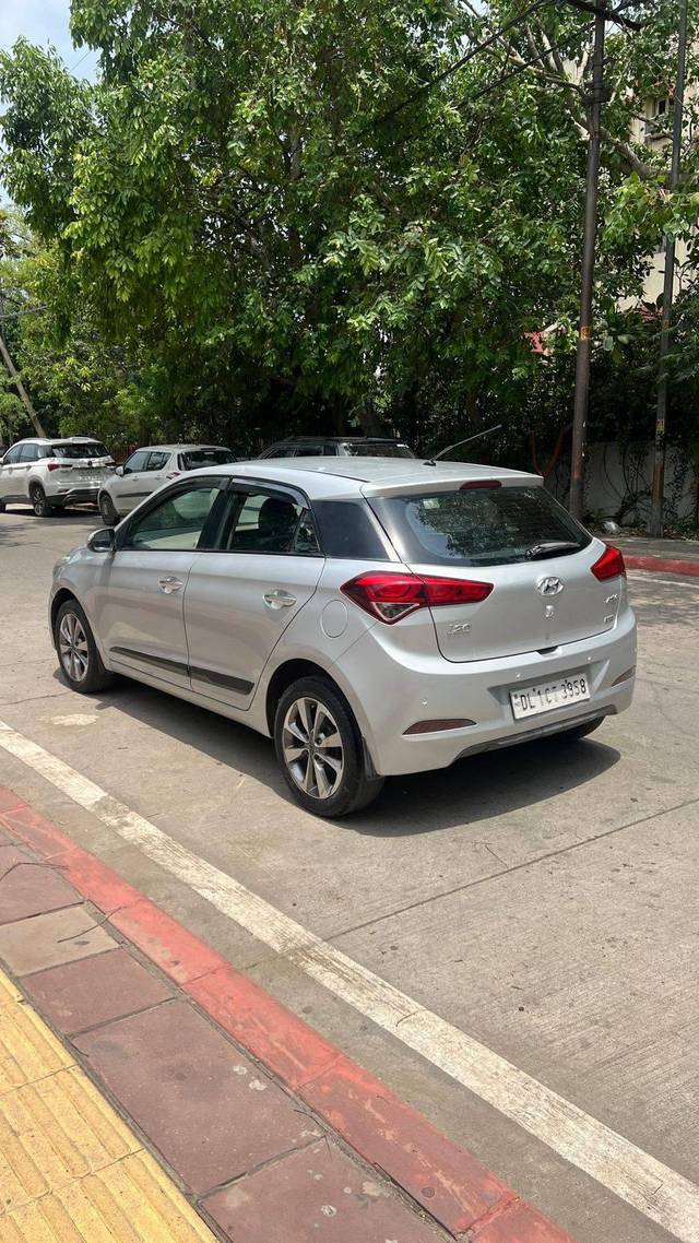 https://images10.gaadi.com/usedcar_image/4267519/original/processed_e0902f63e1956eeca59df195571786d1.jpg?imwidth=6402