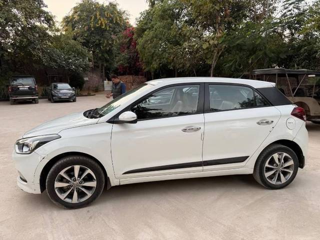 https://images10.gaadi.com/usedcar_image/4267554/original/processed_48ae43d2-3bde-4958-ab77-01ed37c44f62.jpeg?imwidth=6400