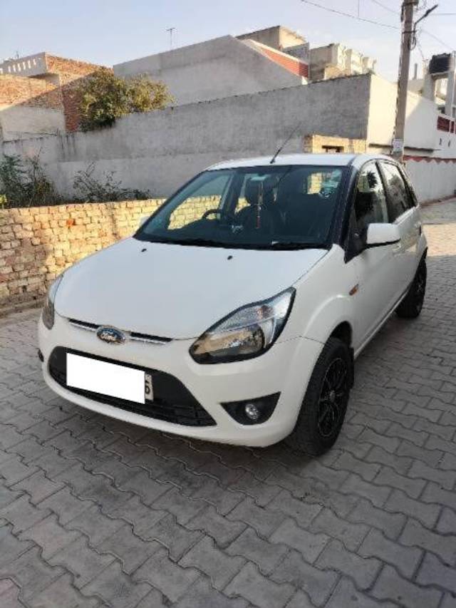 https://images10.gaadi.com/usedcar_image/4267843/original/processed_59bf000d-9952-4926-b7f4-9076cf77a975.jpg?imwidth=6401