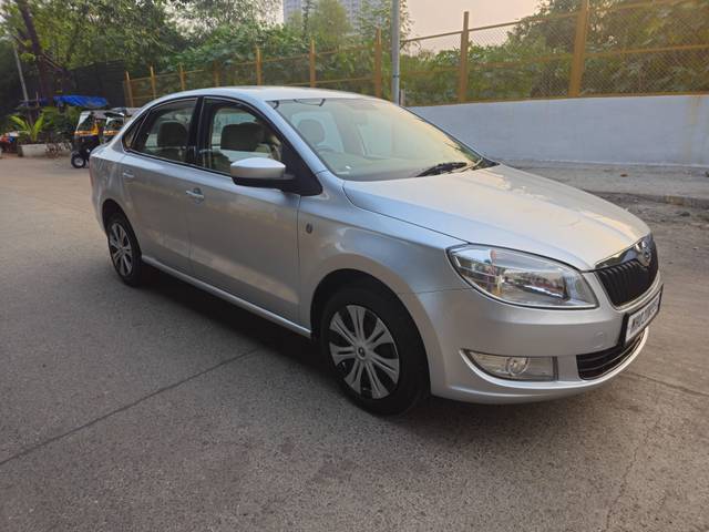 https://images10.gaadi.com/usedcar_image/4268141/original/processed_275a51bdf441d1e7b1cd1f41310e0874.jpg?imwidth=6400