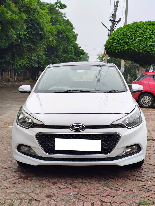 https://images10.gaadi.com/usedcar_image/4268229/original/processed_b8295e5495c5623cc80b42e50ff8d54c.jpg?imwidth=6400