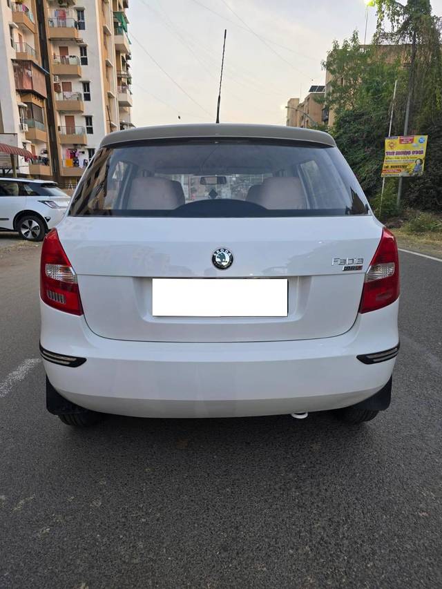 https://images10.gaadi.com/usedcar_image/4268396/original/processed_8ddecfa0b9d33bb8bc445832dc9e2ef3.jpg?imwidth=6402