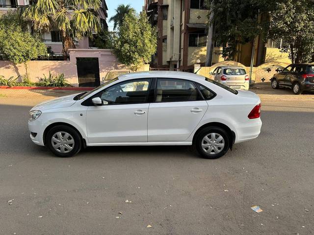 https://images10.gaadi.com/usedcar_image/4268407/original/processed_bc36fa9c673a32ca569f17a4c6aba6bf.jpg?imwidth=6402