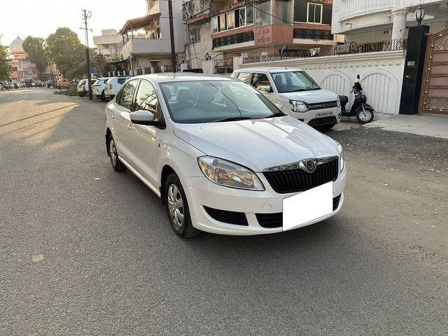 https://images10.gaadi.com/usedcar_image/4268407/original/processed_f41ed25fc27d749f206843dd6149ba31.jpg?imwidth=6400