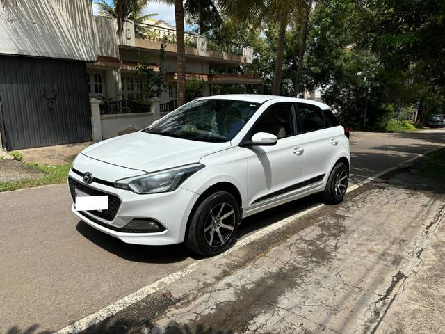 https://images10.gaadi.com/usedcar_image/4268409/original/processed_fa878a89c07a706d14eeefa677e43a61.jpg?imwidth=6402