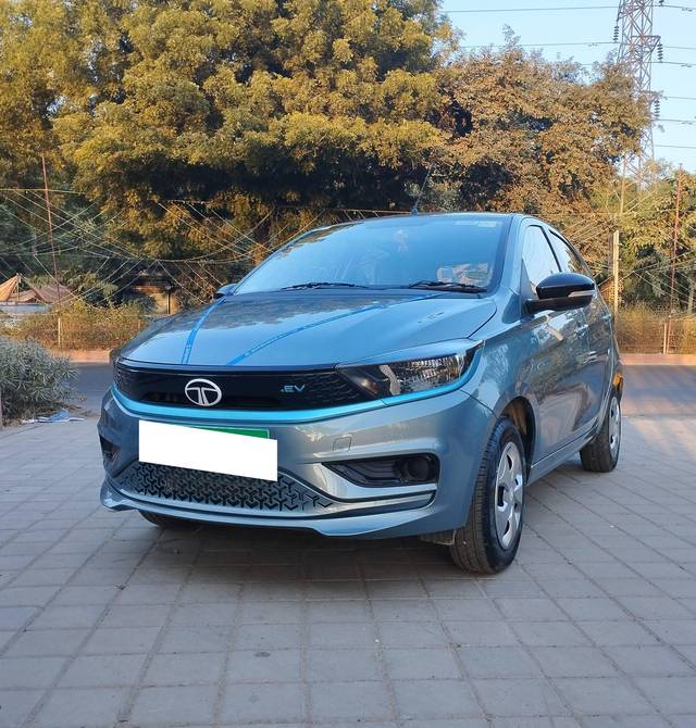 https://images10.gaadi.com/usedcar_image/4268422/original/processed_952db02d10bb3cb435b4bb859b830b6c.jpg?imwidth=6402