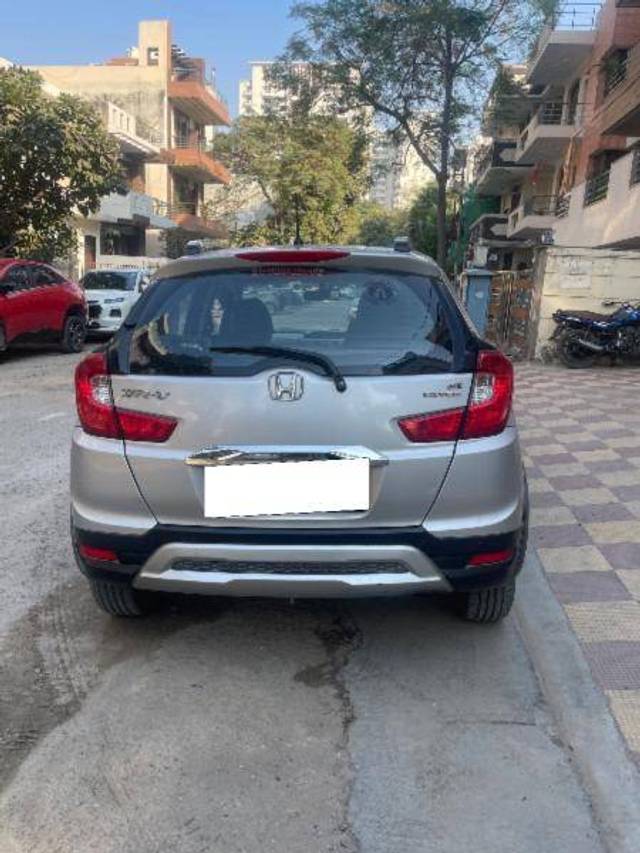 https://images10.gaadi.com/usedcar_image/4269622/original/f1d56235645340a997990fe944dfe960.jpg?imwidth=6401