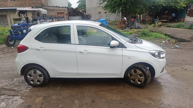 https://images10.gaadi.com/usedcar_image/4269677/original/processed_dd2f6840-1a3a-42d7-a2b2-3ad778cc8e23.jpg?imwidth=6401