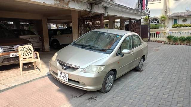 https://images10.gaadi.com/usedcar_image/4269757/original/processed_afc45349-a89a-489d-b98c-e71b5c80e880.jpg?imwidth=6402