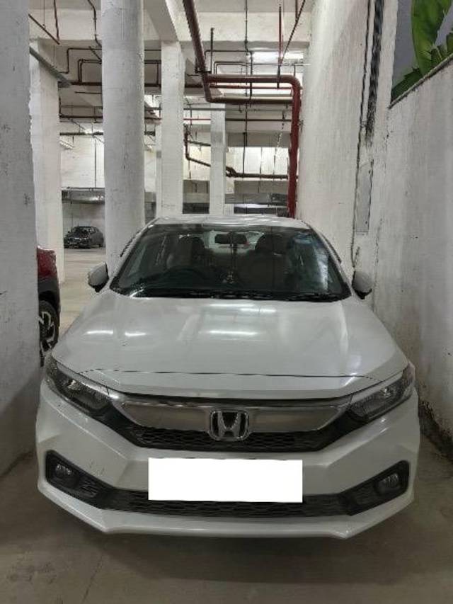 https://images10.gaadi.com/usedcar_image/4269788/original/processed_0bd2ca76-8276-4b3e-ad5b-c2b6bb3ae87d.jpg?imwidth=6400