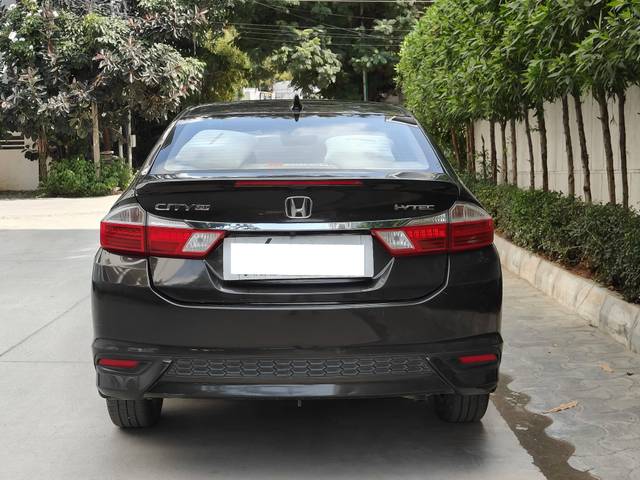 https://images10.gaadi.com/usedcar_image/4269819/original/processed_74e9163ce154368962befcf241d04397.jpg?imwidth=6402