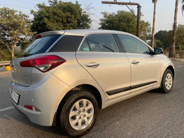 https://images10.gaadi.com/usedcar_image/4269846/original/processed_9144e0506cf6d006aadf62f030a35b24.jpg?imwidth=6401