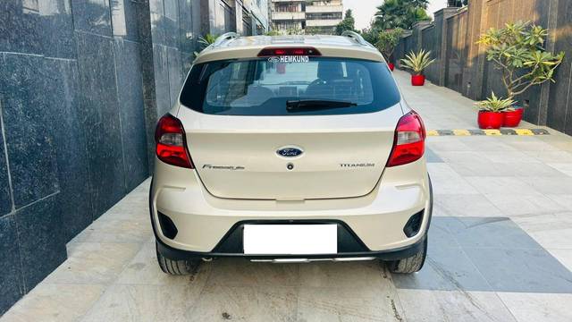 https://images10.gaadi.com/usedcar_image/4270052/original/processed_555df4be5bcef120ff14edbc8e4bf642.jpg?imwidth=6401