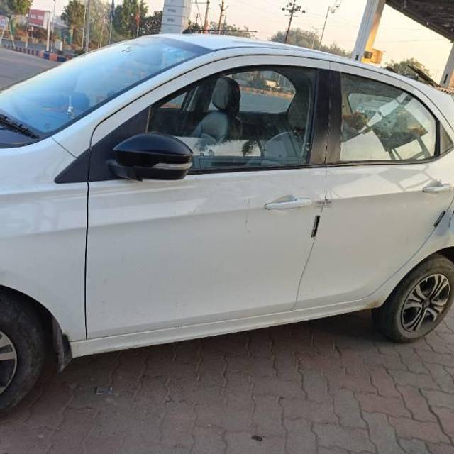 https://images10.gaadi.com/usedcar_image/4270076/original/processed_d4f45921-1019-4e53-95d1-dc0706d66262.jpg?imwidth=6401