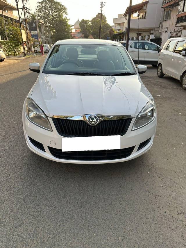 https://images10.gaadi.com/usedcar_image/4270118/original/processed_2c2ccdfb753a5099d45765391c4e1c66.jpg?imwidth=6402