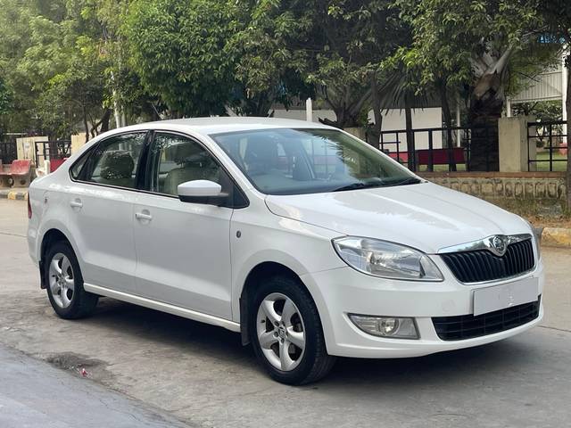 https://images10.gaadi.com/usedcar_image/4270208/original/cf126bca1ee952d41a79214469360b8c.jpg?imwidth=6400