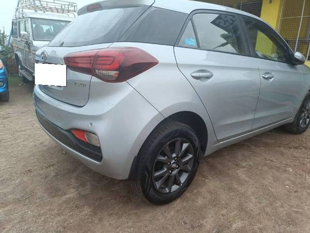 https://images10.gaadi.com/usedcar_image/4270262/original/processed_7b2715c8-3919-4233-ade6-e08e3540a55b.jpg?imwidth=6402