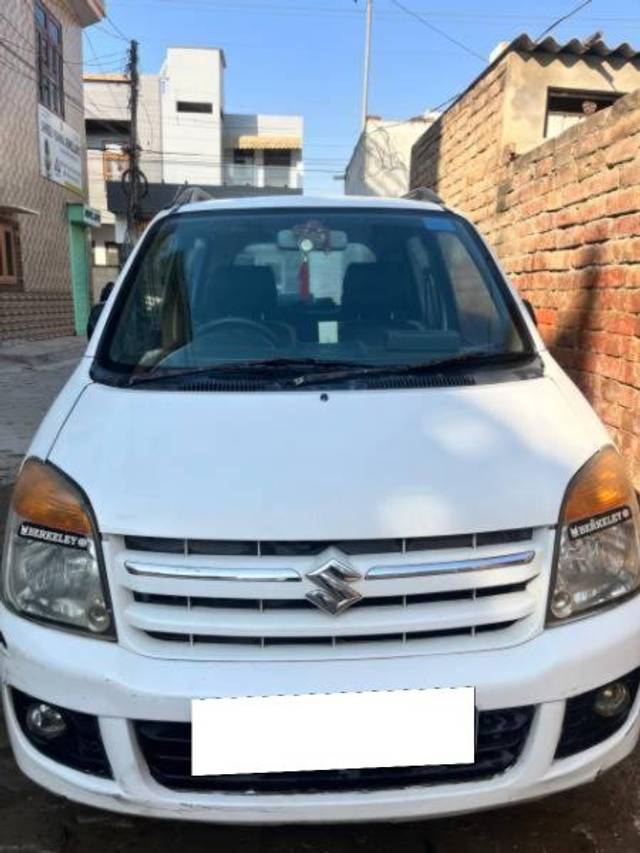 https://images10.gaadi.com/usedcar_image/4270538/original/processed_7a967c82-e4b7-4eb2-a78d-934a2725efd5.jpg?imwidth=6400