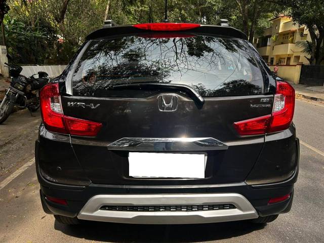 https://images10.gaadi.com/usedcar_image/4270633/original/processed_0ed5c088ea668560e8d3fa78f8b9719c.jpg?imwidth=6402