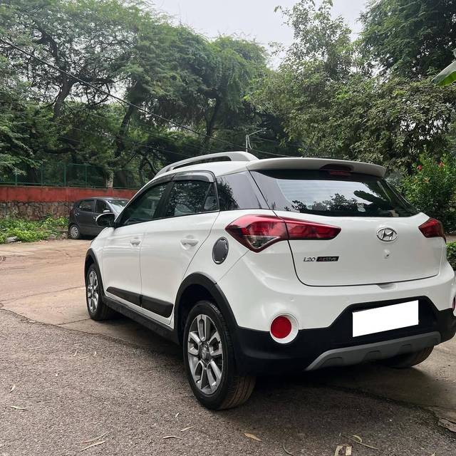 https://images10.gaadi.com/usedcar_image/4270652/original/processed_734eddd87fa8916e7a266ed8395b9fc8.jpeg?imwidth=6402