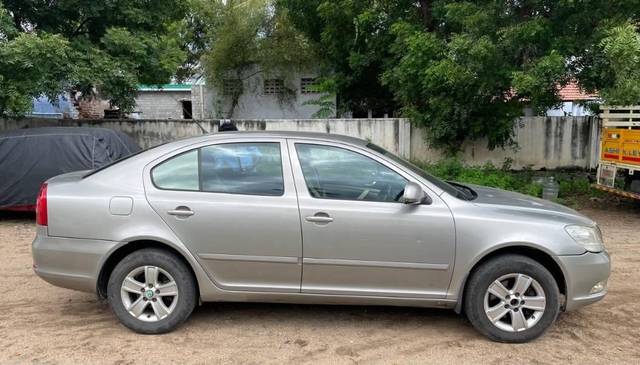 https://images10.gaadi.com/usedcar_image/4270841/original/processed_9ff58445-7d50-42ec-85ce-68749bf168ac.jpeg?imwidth=6401