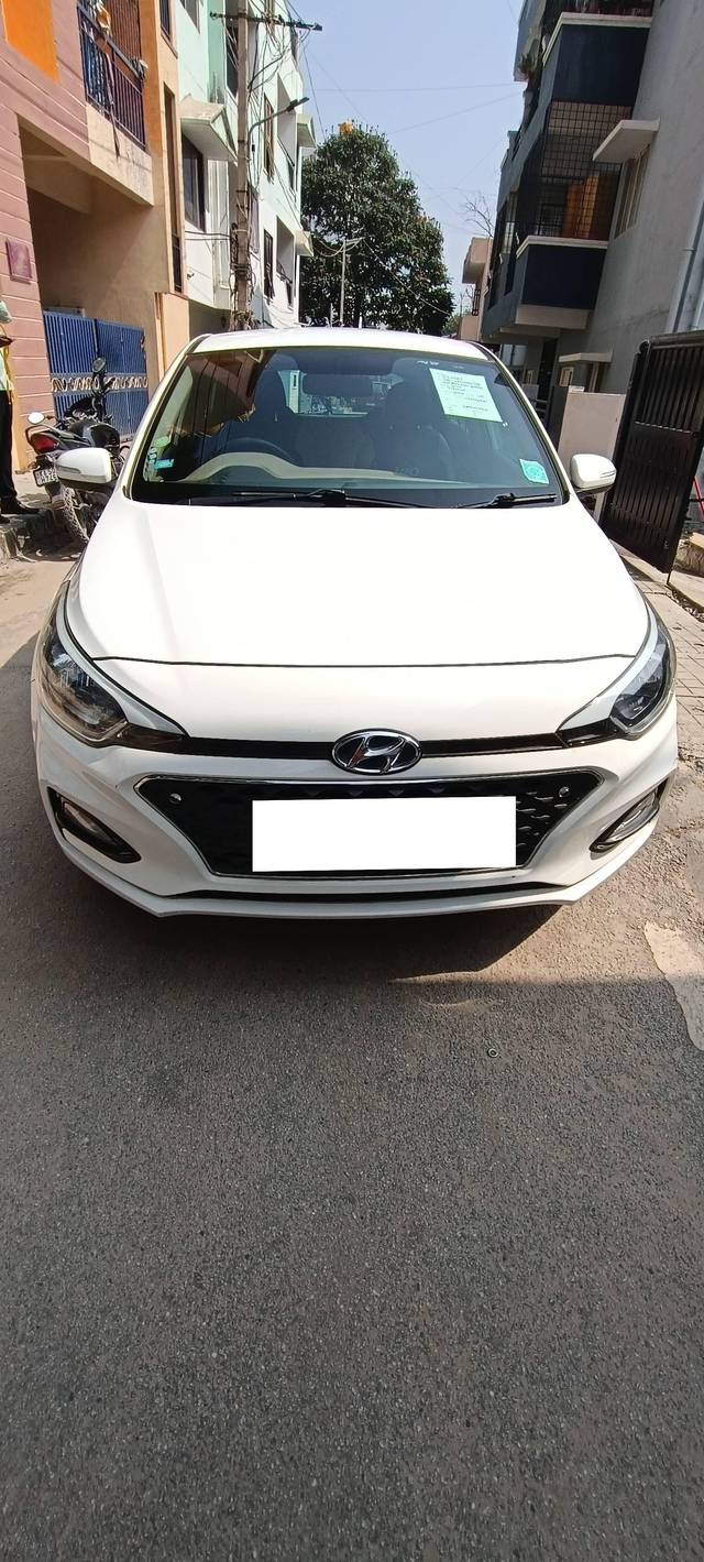 https://images10.gaadi.com/usedcar_image/4270876/original/processed_365dc131bea6eb4036b618ef7bccafbb.jpg?imwidth=6402