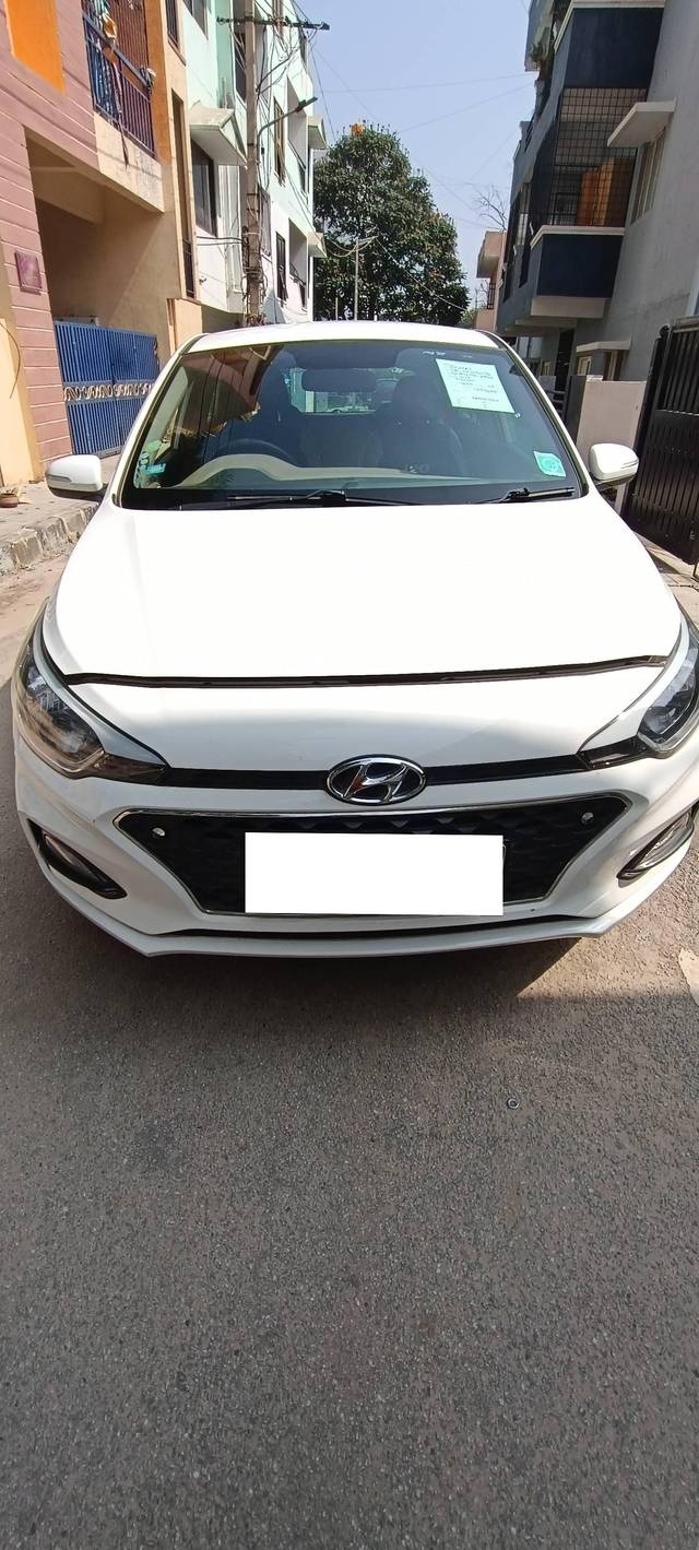 https://images10.gaadi.com/usedcar_image/4270876/original/processed_8aeb2b265a8ee58785f0031b0a4e7153.jpg?imwidth=6400