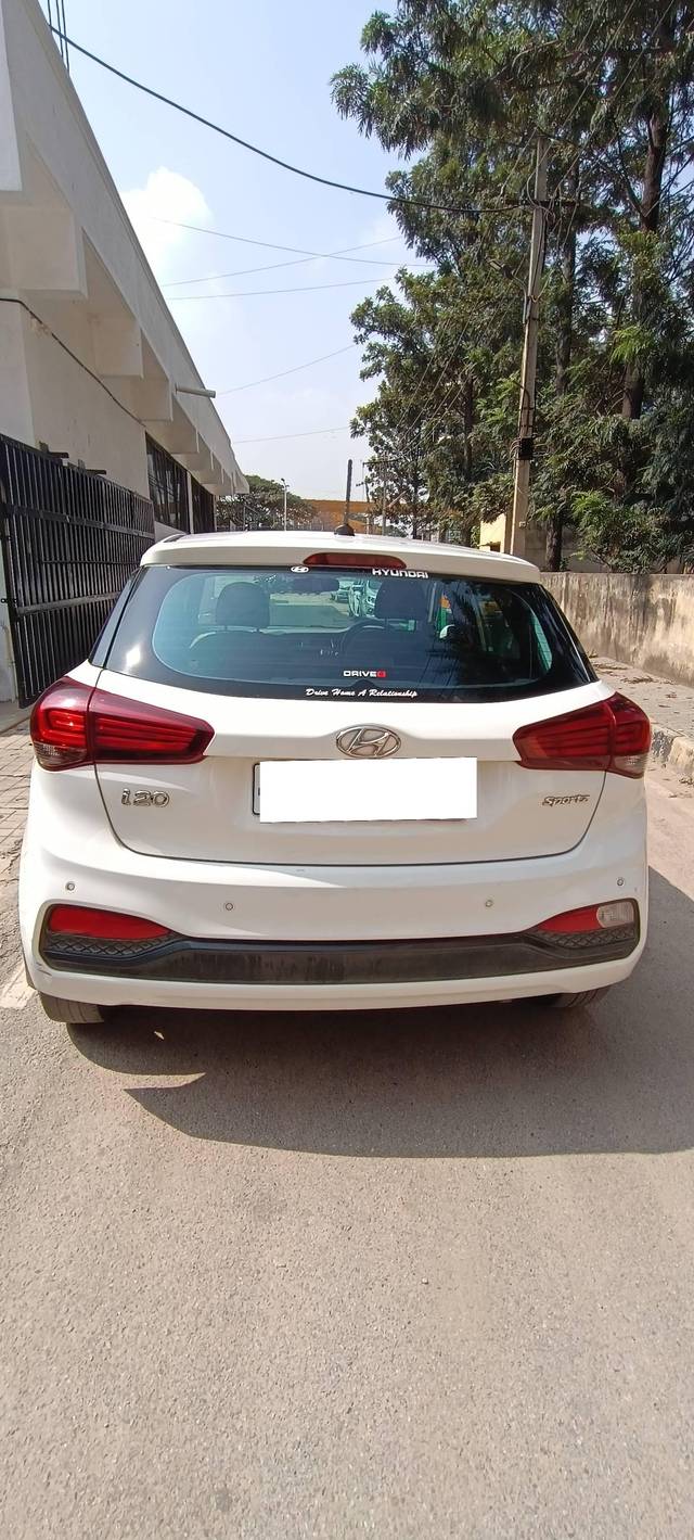 https://images10.gaadi.com/usedcar_image/4270876/original/processed_a86eb8fa2352b0ad19217115ef1ae2ef.jpg?imwidth=6401