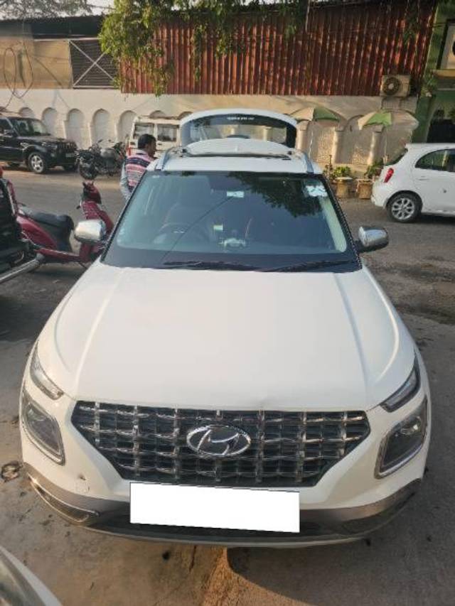 https://images10.gaadi.com/usedcar_image/4271073/original/processed_f7eb4ef2-adaa-4008-bd89-e04dc5032852.jpg?imwidth=6402