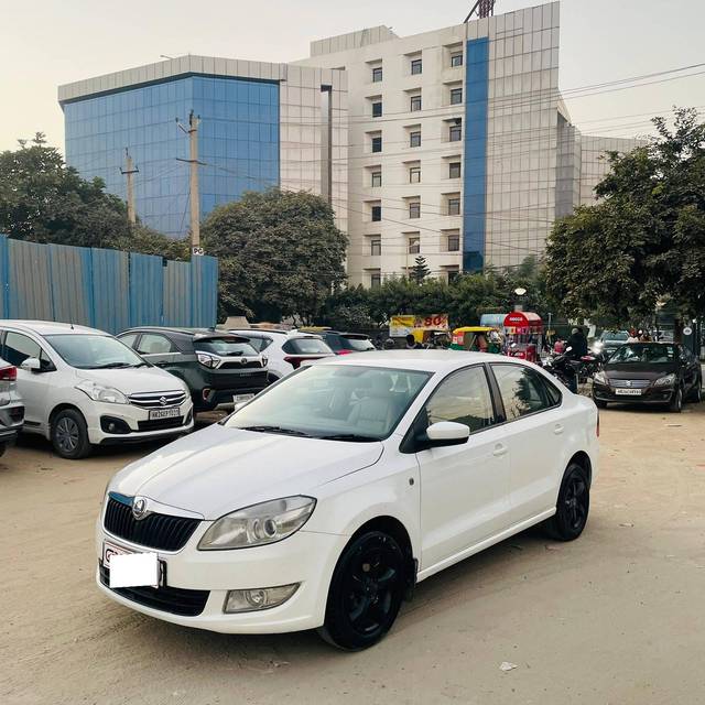 https://images10.gaadi.com/usedcar_image/4271126/original/processed_adee6a53e74e842db0f317d7597feebc.jpg?imwidth=6402