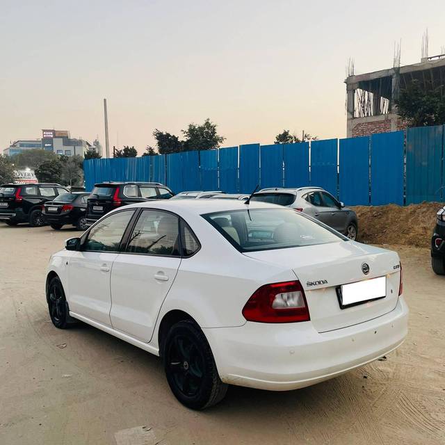 https://images10.gaadi.com/usedcar_image/4271126/original/processed_b4680b63a6476ceb933d01244822508c.jpg?imwidth=6401