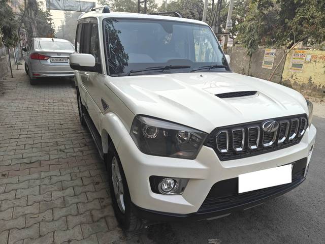 https://images10.gaadi.com/usedcar_image/4271143/original/processed_265dbc2695a4a8deb38a4fdb56b87edd.jpg?imwidth=6400