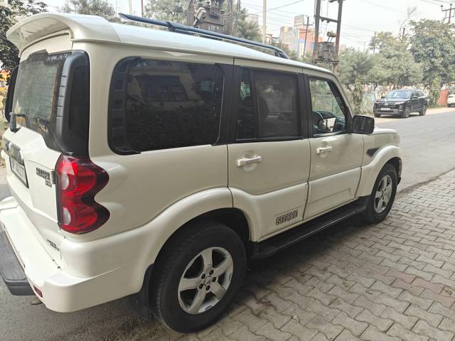 https://images10.gaadi.com/usedcar_image/4271143/original/processed_d8bf0d40d2bc87cc22549aa22ea6e407.jpg?imwidth=6401